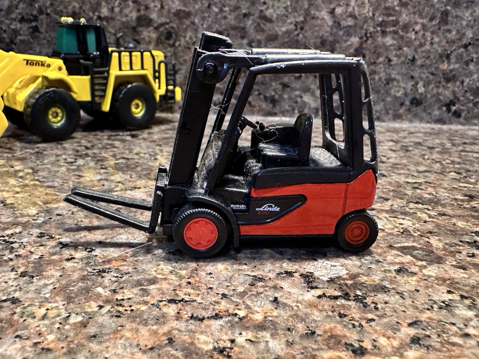 Lot of 2 Diecast Vehicles Tonka Wheel Loader & Siku Linde Forklift Construction