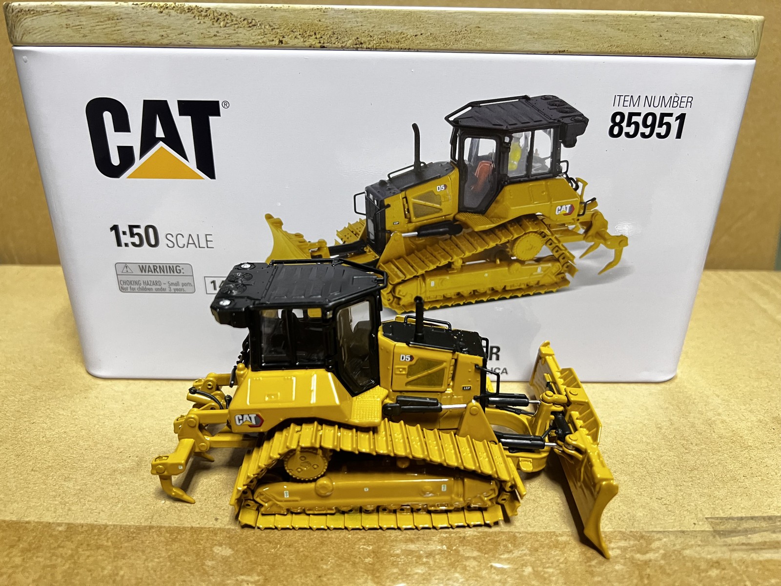 DM 1:50 CAT D5 LGP Caterpillar tracked bulldozer vehicle shovel model 85951