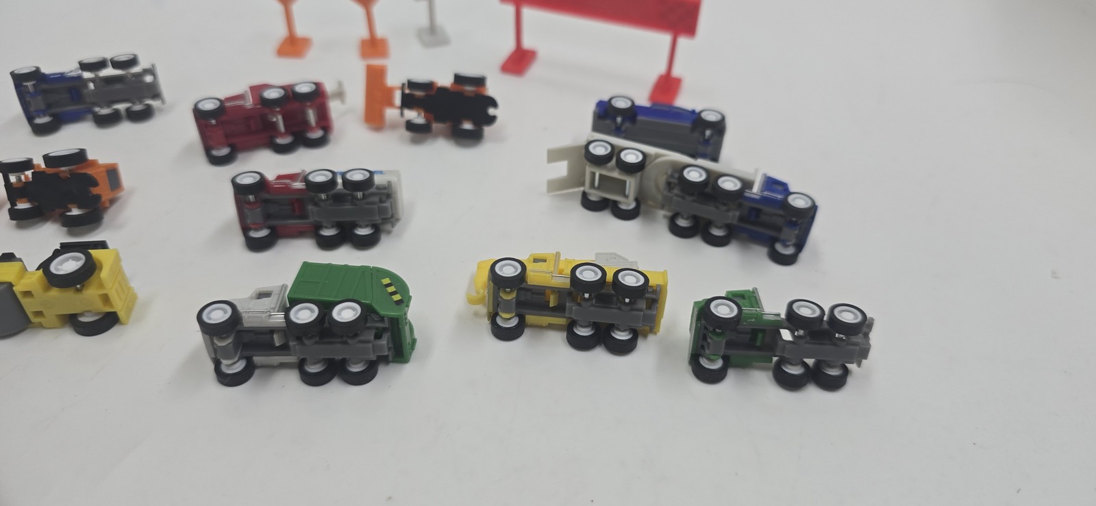 Mini Diecast Construction & Utility Vehicle Toy Set with Road Signs & Finish