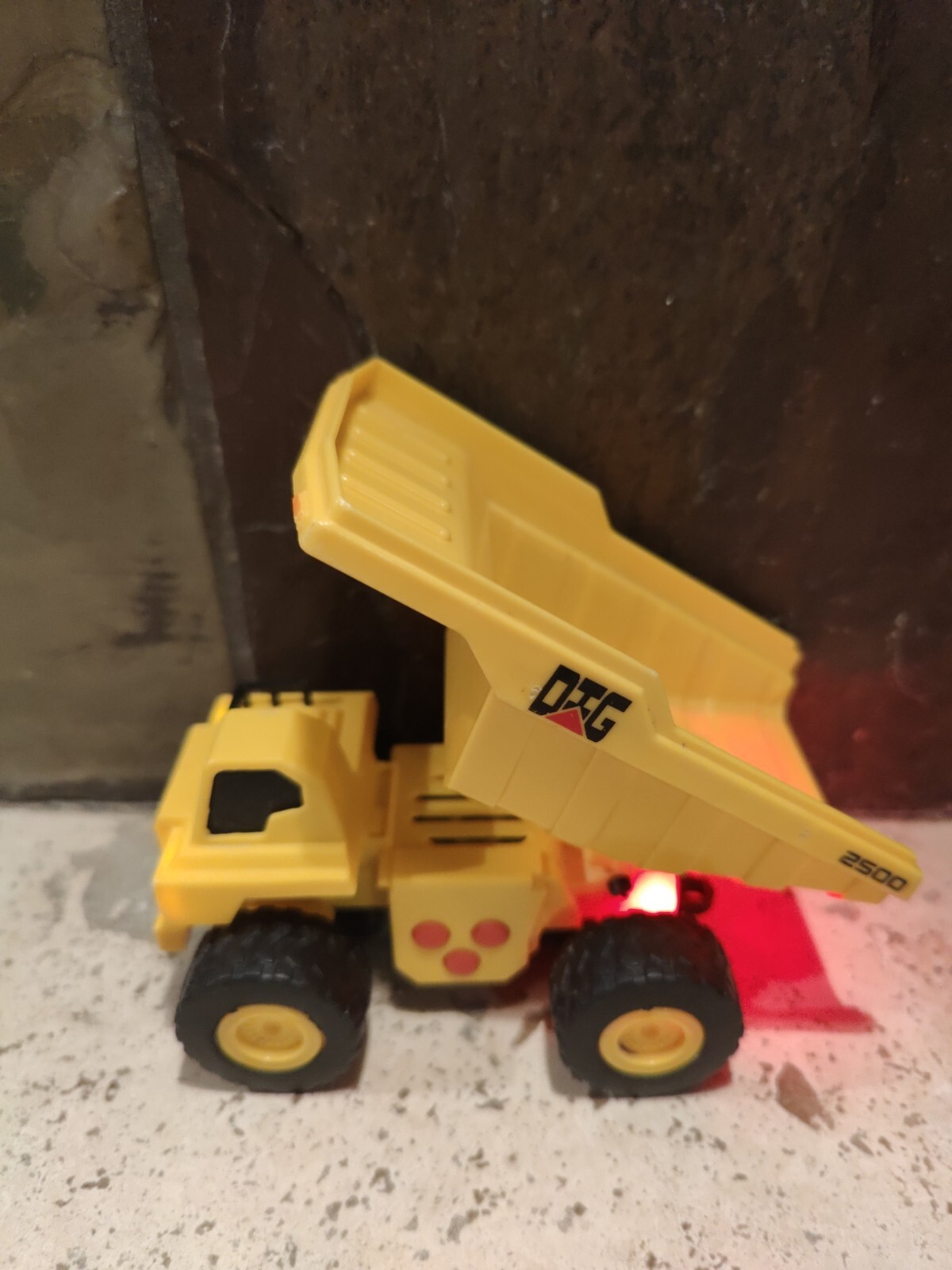 Yellow DIG 2500 Dump Truck With Sound & Lights working 3″ tall x 4.5″ long