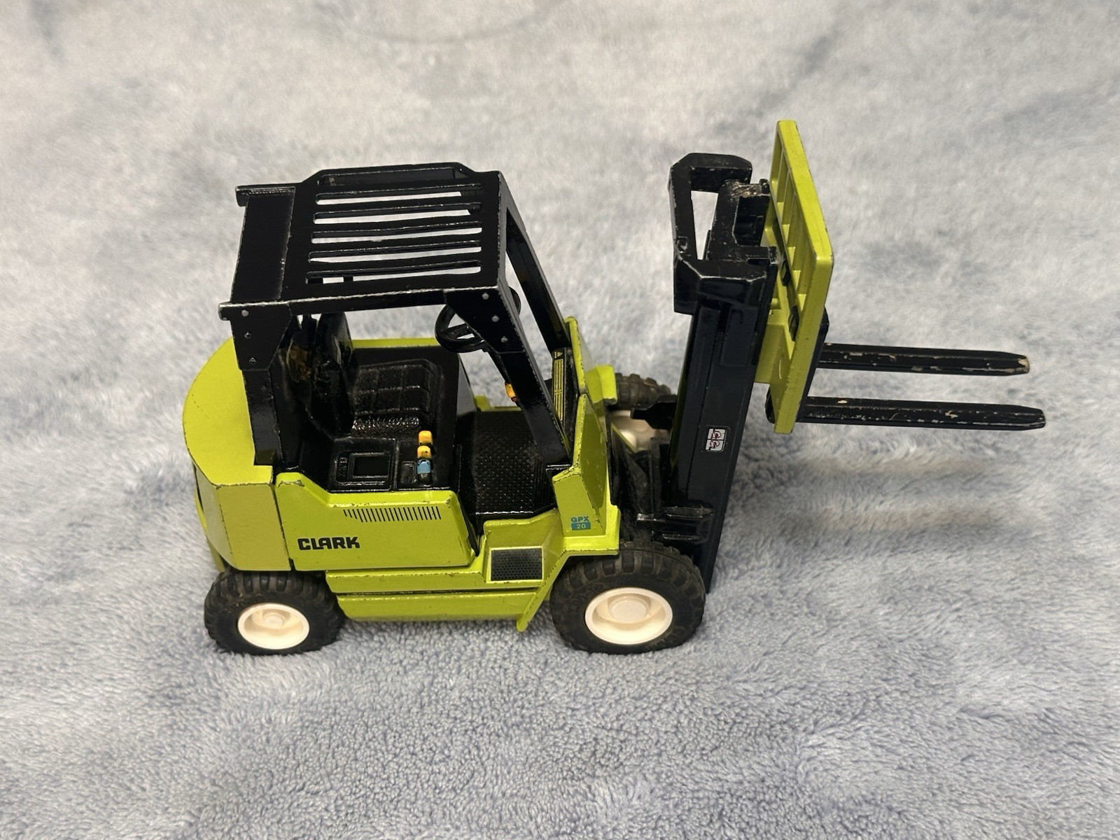ERTL Clark GPA 20 Forklift Diecast 1:25 Scale Model Lime Green – Used