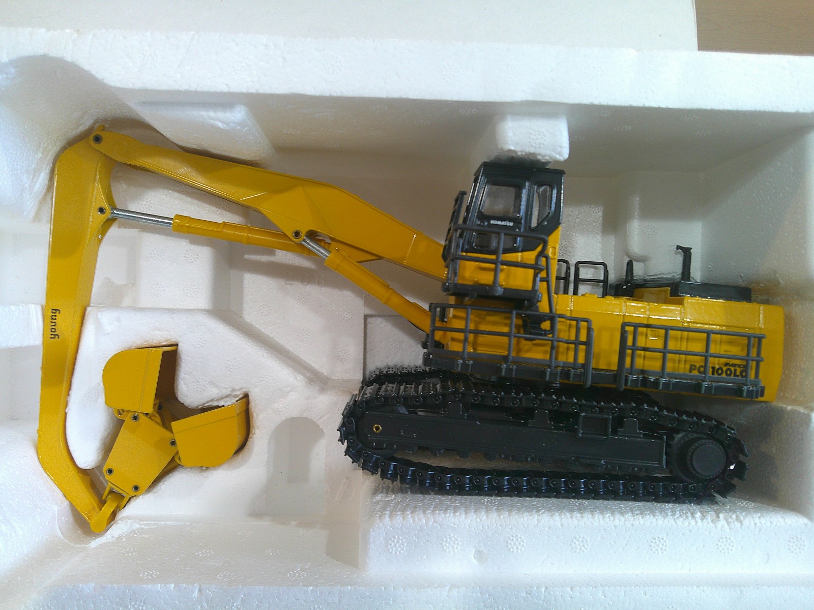 JOAL Komatsu PC1100LC-6 Material Handler w/ Clam Bucket #206 1:50 Rough Box