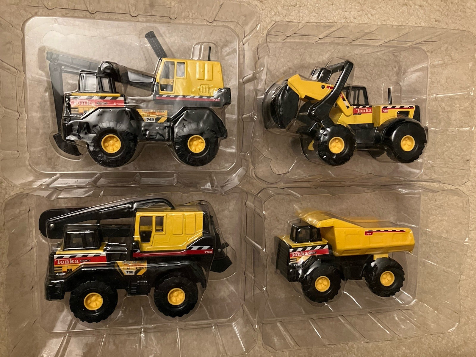 4 lot Tonka Maisto 1/43, Dump Truck, Bulldozer, Crane & Backhoe New