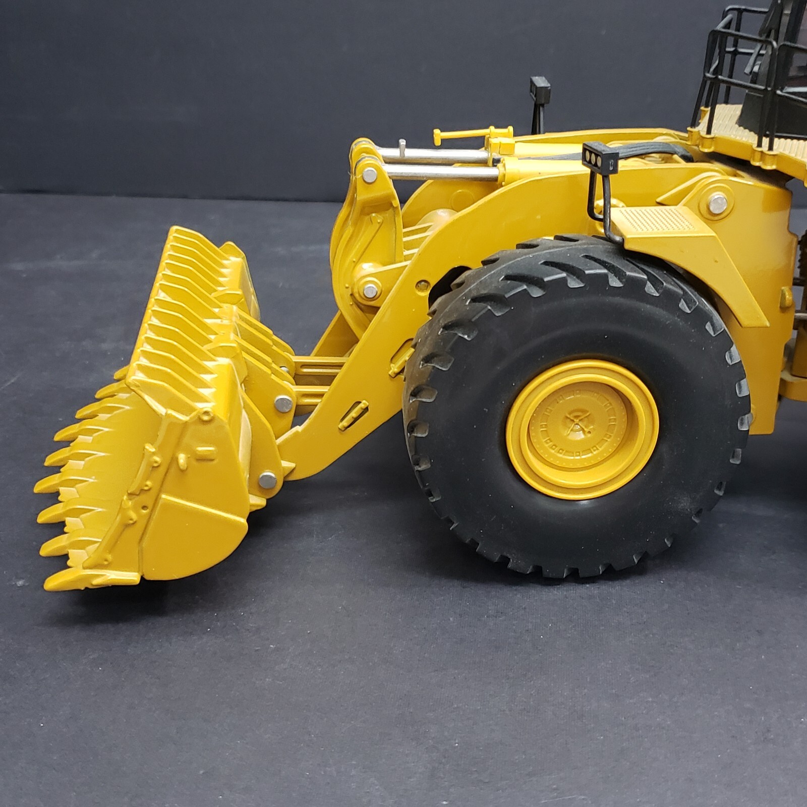 Norscot Cat 994F Wheel Loader: Model 55161 – 1:50 Scale Near miny in box T82
