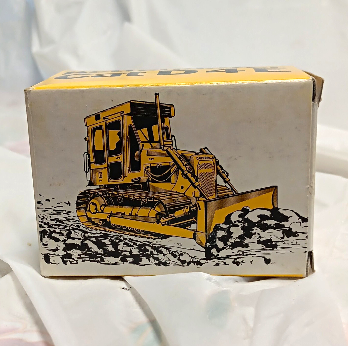 Caterpillar CAT D4E Track-Type Tractor Dozer 1:50 Yellow/Black Diecast w/Box #56