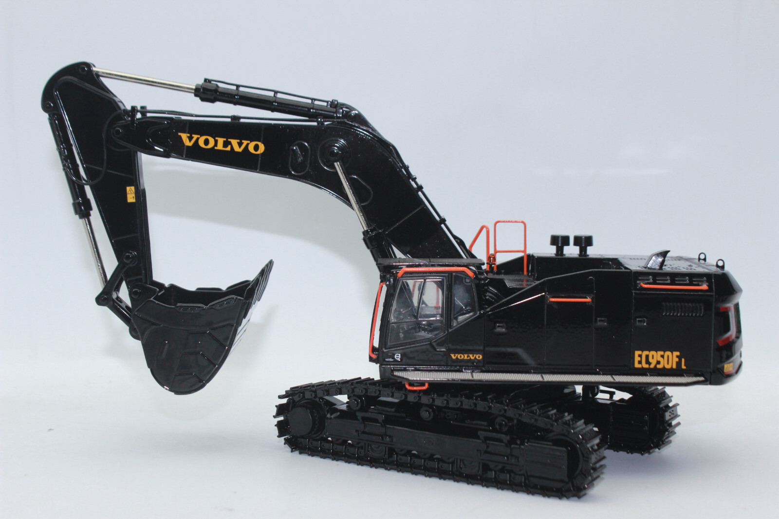 WSI 64-2013 Volvo Excavator BLACK EC 950 F Crawler Excavator 1:50 NEW OVP