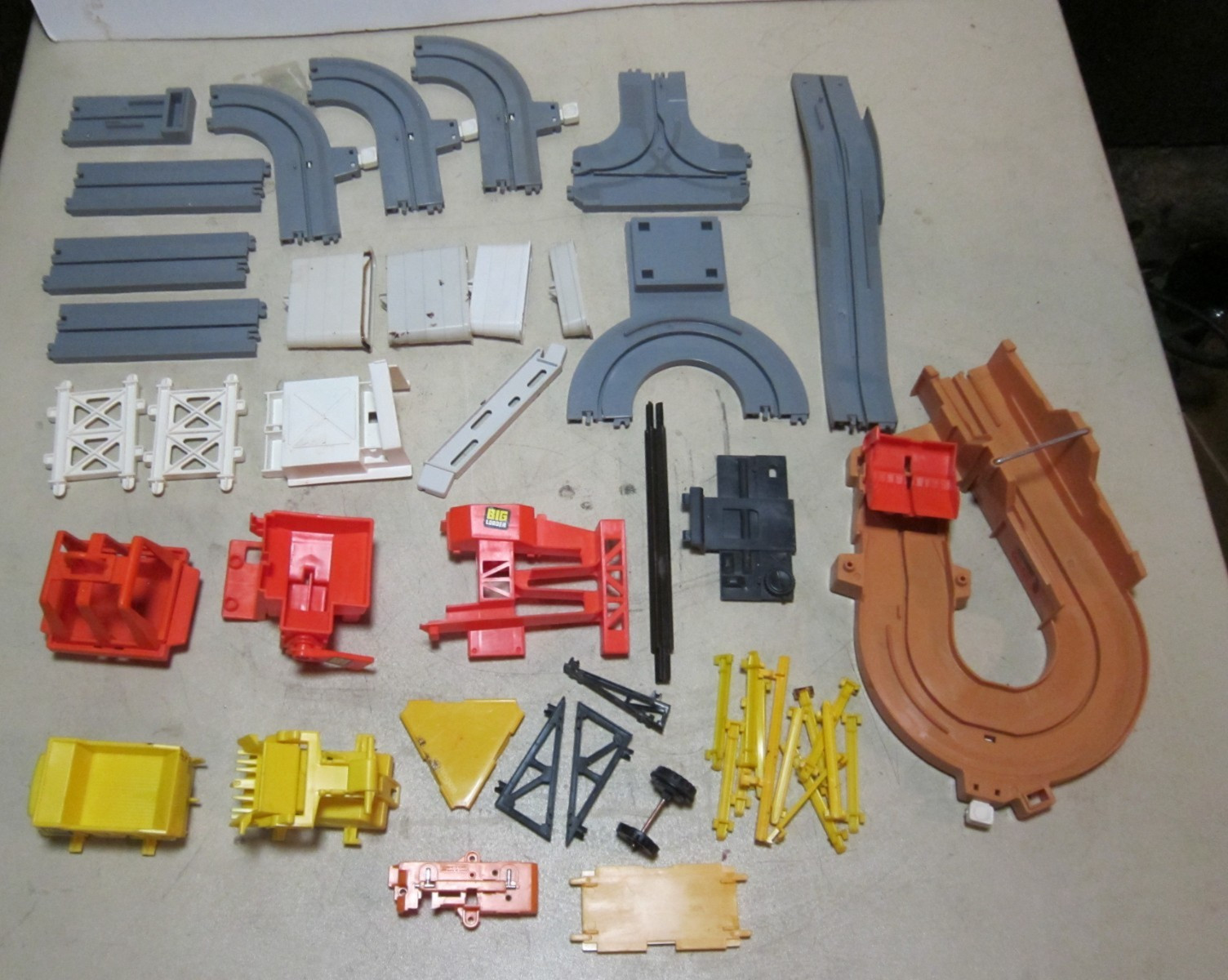 VTG 1977 Tomy Big Loader Construction set INCOMPLETE #5001, Parts as shown