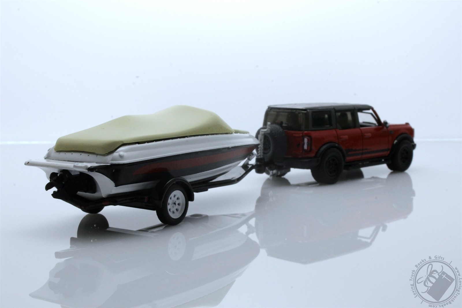 2021 Ford Bronco Wildtrak w/ Boat & Trailer, 1/64 Diecast Model Red