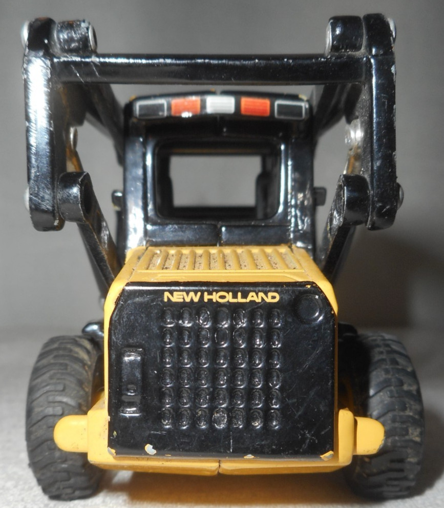New Holland LX665 Turbo Hydraulic Skid Steer Loader Black 1:64 Scale Diecast