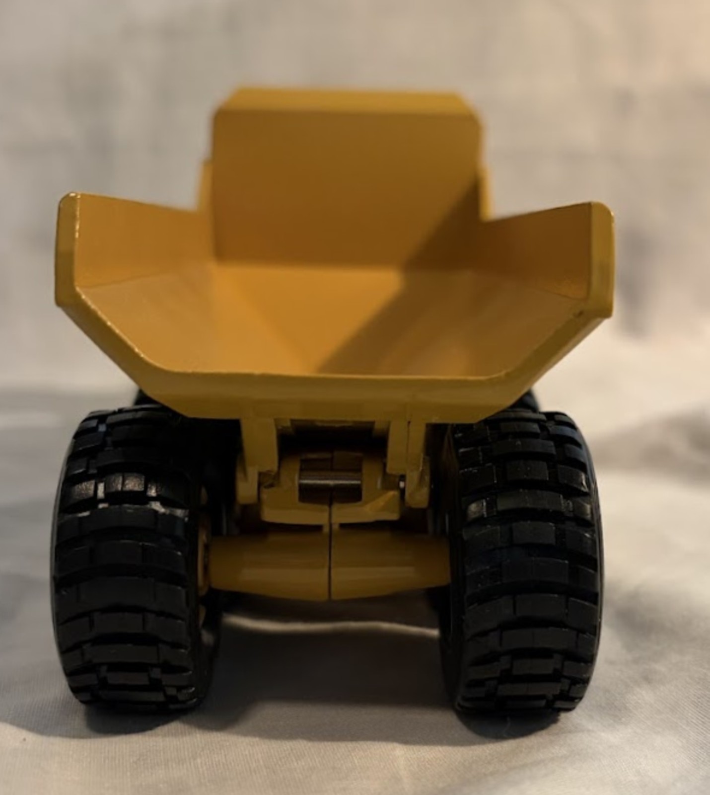 ERTL Caterpiller D350D Articulated Dump Truck New In Box