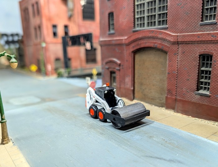 1/87 HO Scale Custom Built 3D Printed Bobcat Skid Steer With Roller Attachment