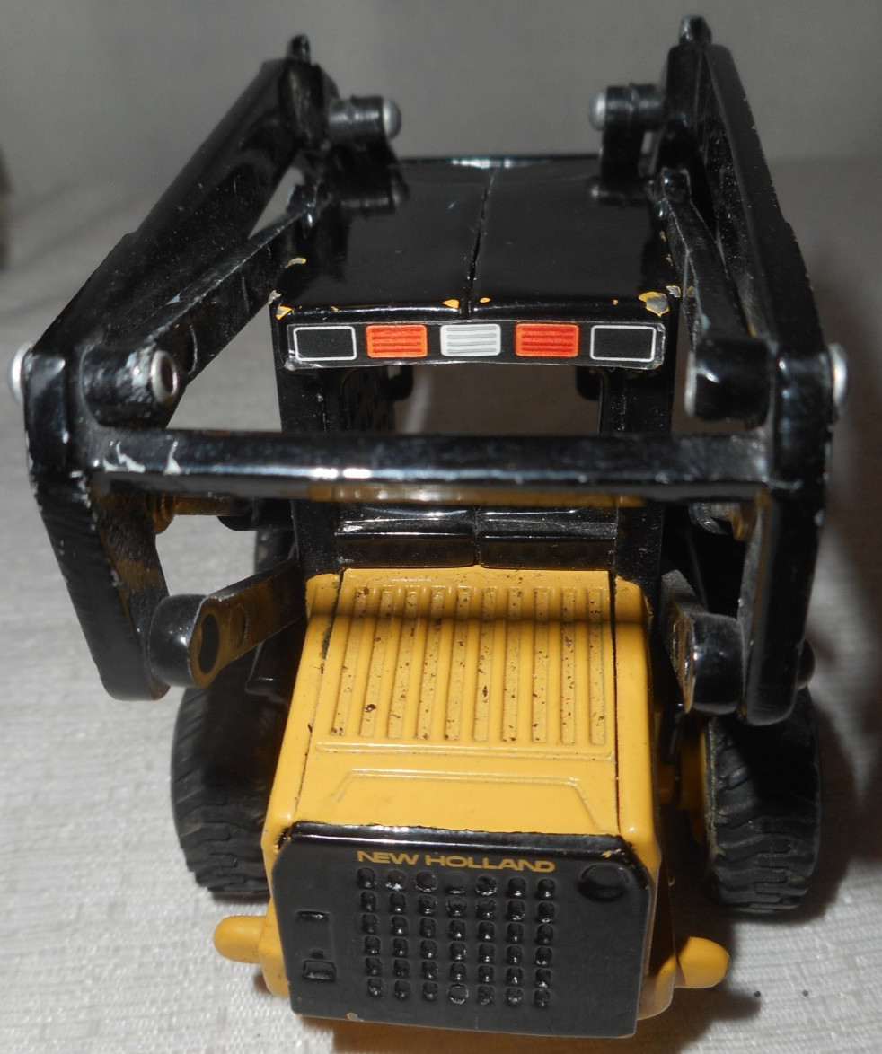 New Holland LX665 Turbo Hydraulic Skid Steer Loader Black 1:64 Scale Diecast