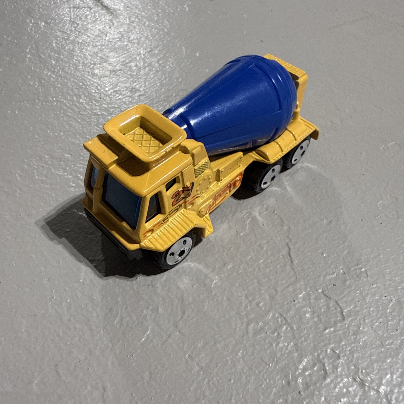 Matchbox 27 Cement Mixer Yellow and Blue 2000