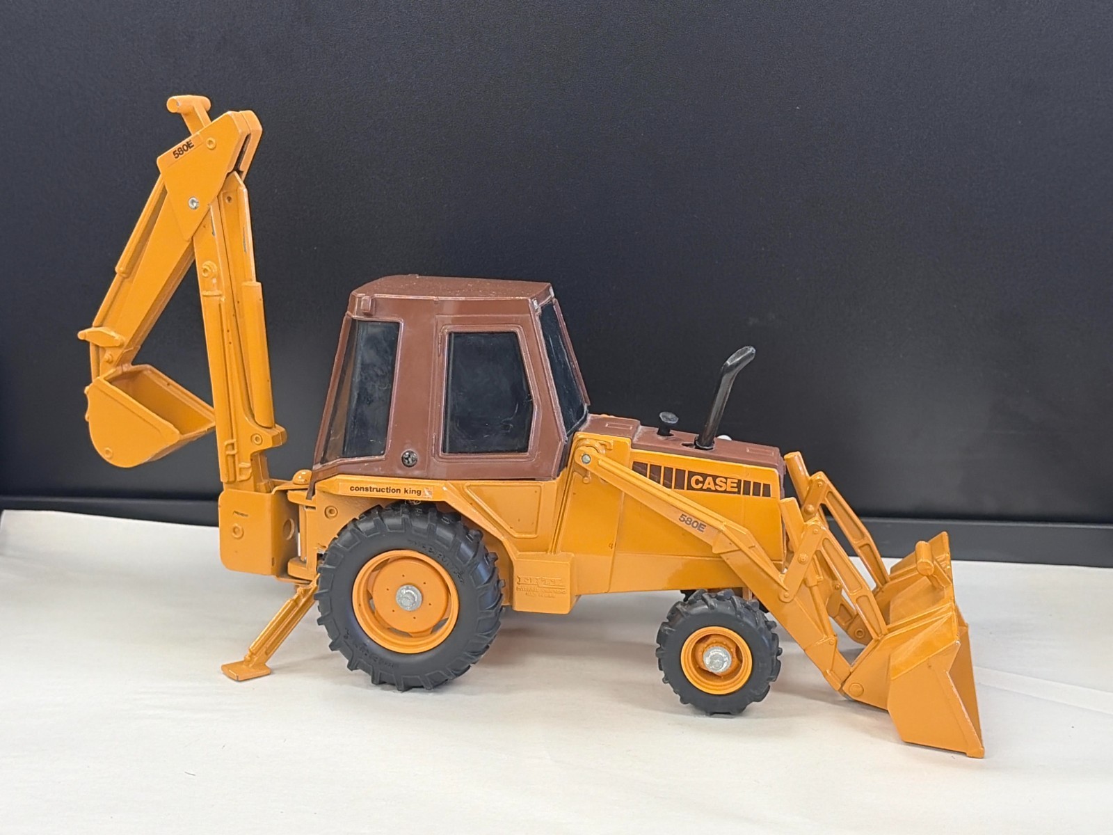 Vintage ERTL CASE 580 E 1:16 Scale Construction Loader Backhoe