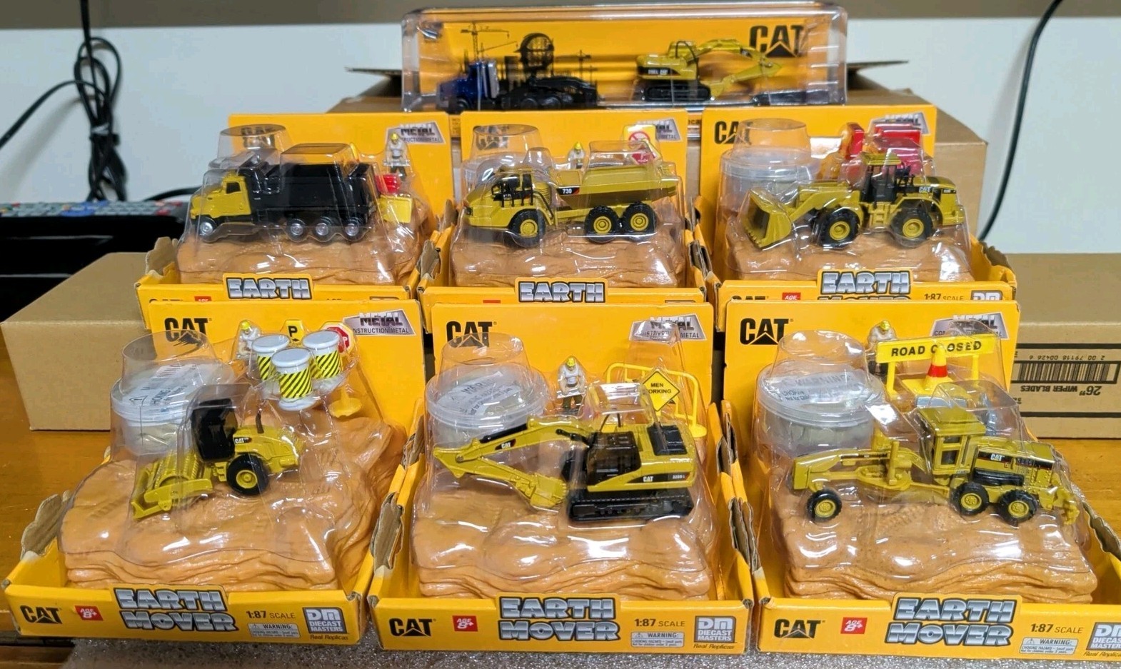 8 pc Diecast Masters Cat Diecast Earth Movers & Tractor Trailer 1:87 -HO Scale