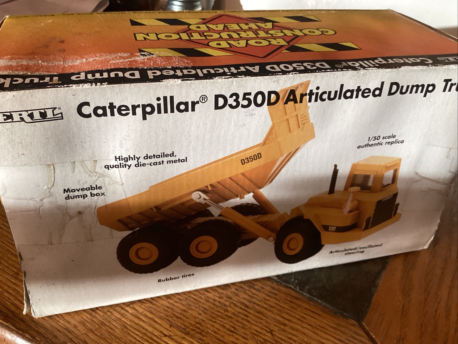 Ertl 2431 • Caterpillar • CAT D350D Articulated Dump Truck • 1:50 Scale