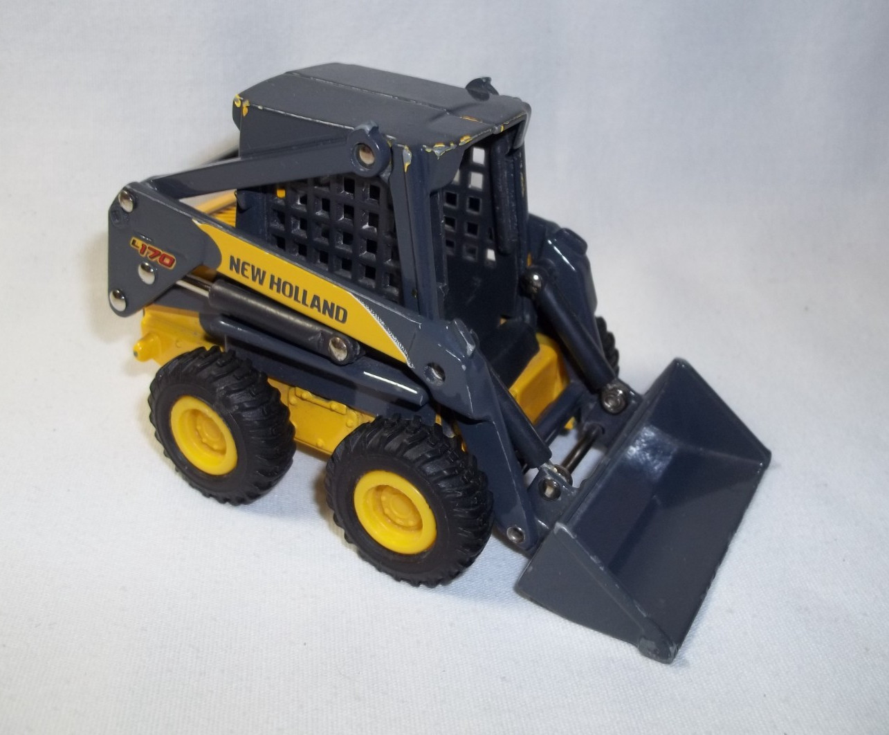 New Holland L170 Skid Steer Loader 1:64 Diecast
